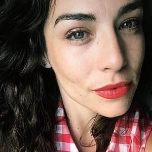 Meet your Posher, Esthela